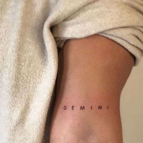 Tatouage Mot Gemini Sur Le Bras