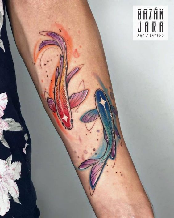 Tatouage Poissons Et Aquarelles Bleue Et Orange Sur L'avant Bras
