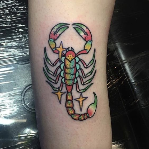 Tatouage Scorpion Multicolore Et étoiles Jaunes Sur Le Bras