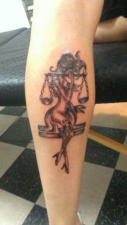 Tatouage Signe Balance Avec Femme Nue Sur La Jambe
