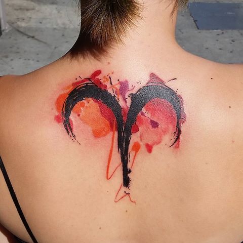 Tatouage Signe Bélier Avec Aquarelle Sur Le Dos
