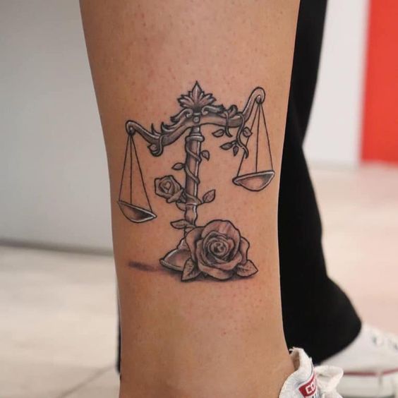 Tatouage Balance Et Rose En Noir Et Gris Sur La Jambe