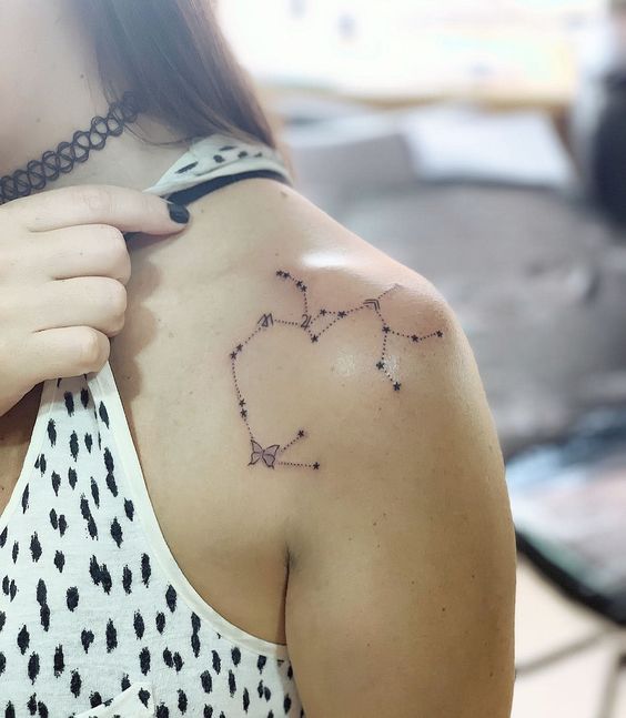 Tatouage Constellation Du Sagittaire Avec Symboles Et Papillon Sur L'épaule