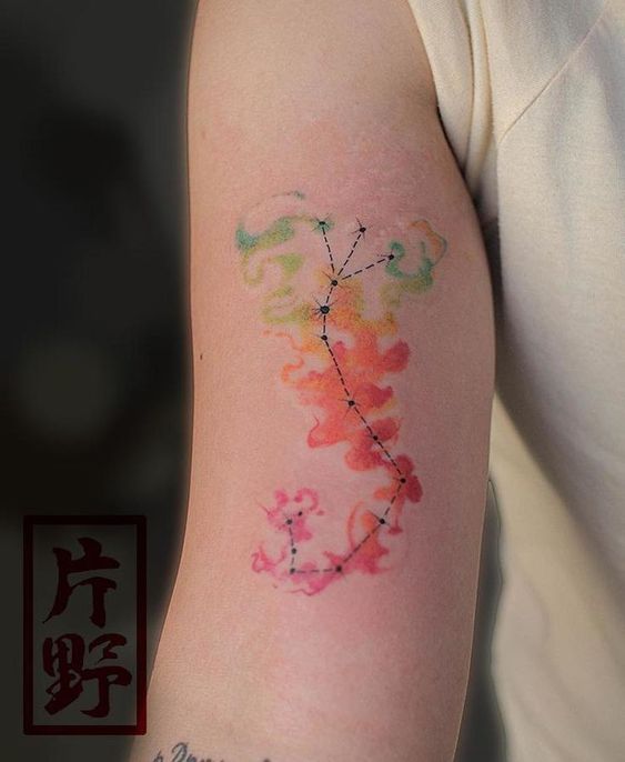 Tatouage Constellation Du Scorpion Avec Aquarelle Sur Le Bras