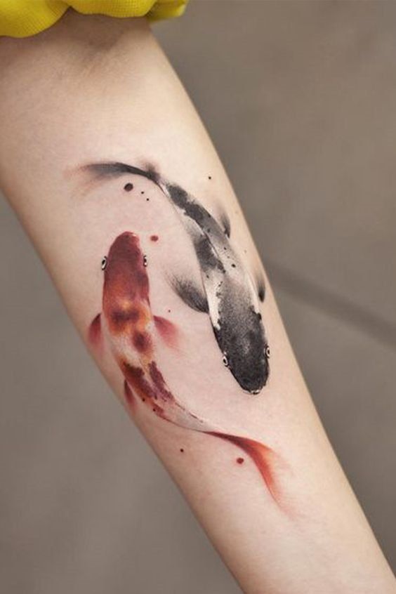 Tatouage Poissons En Aquarelle Noire Et Rouge Sur L'avant Bras