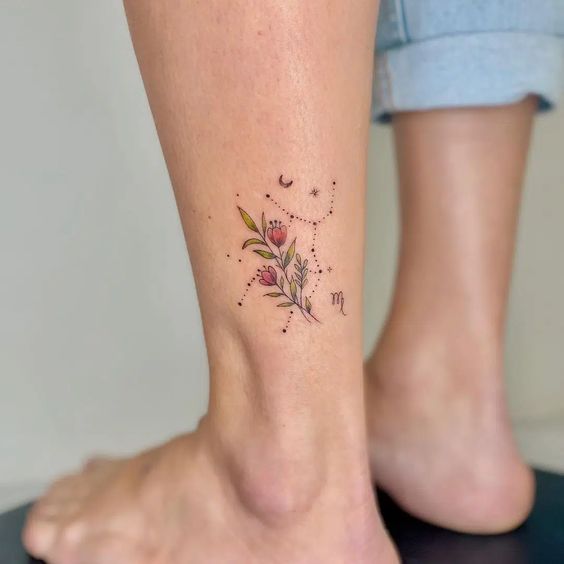 Tatouage Signe Vierge Avec Constellation Et Fleurs Colorées Sur La Jambe