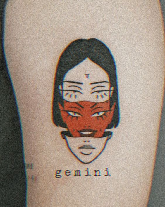 Tatouage Visages Et Mot Gemini Sur La Cuisse