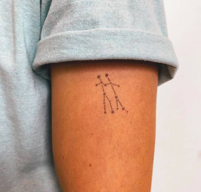 Tatouage Constellation Des Gémeaux Sur Le Bras