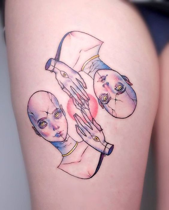 Tatouage Femmes Avec Mains Et Troisième Oeil Sur La Cuisse