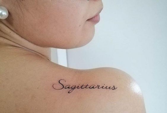 Tatouage Mot Sagittarius Sur L'épaule