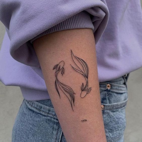 Tatouage Poissons En Lignes Fines Et Date Sur L'avant Bras