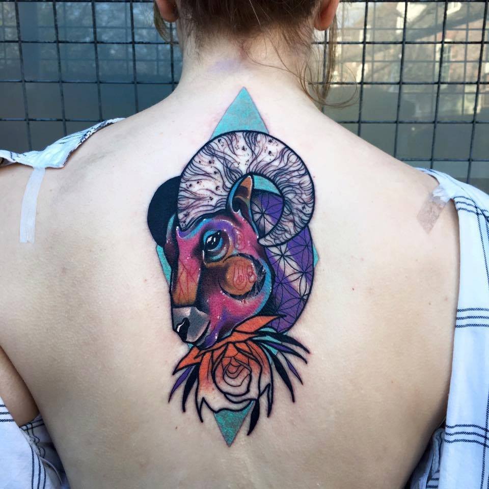 Tatouage Signe Bélier Multicolore Sur Le Dos