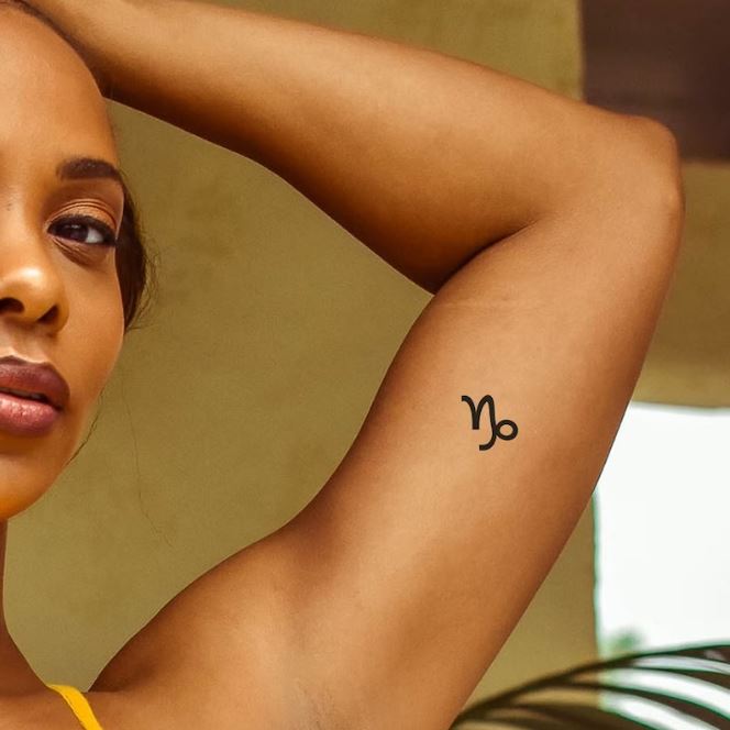 Tatouage Signe Capricorne Noire Sur Le Bras