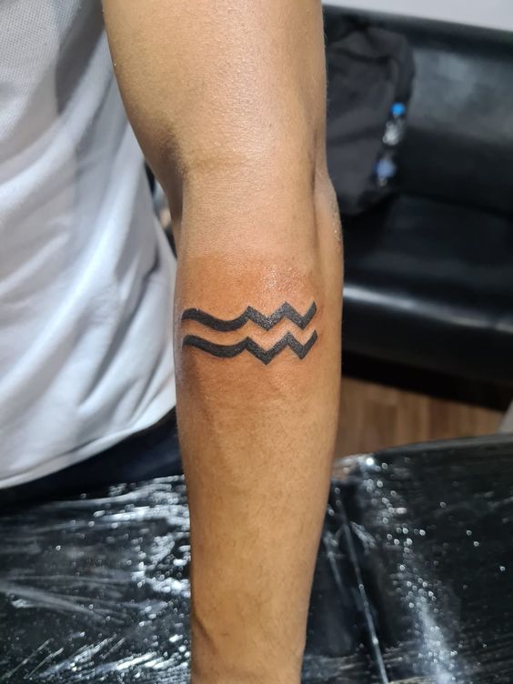 Tatouage Signe Verseau à L'encre Noire Sur L'avant Bras