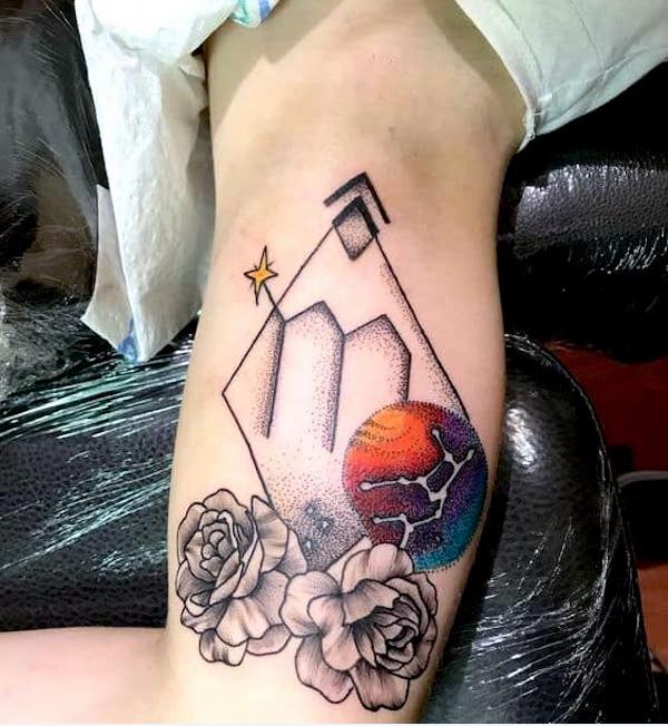 Tatouage Signe Vierge Géométrique Avec Pivoine Sur La Jambe