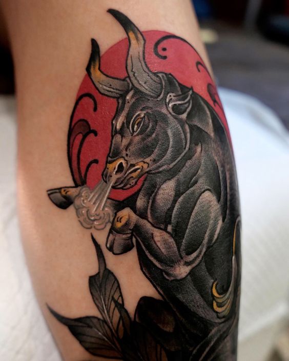 Tatouage Taureau Noir Et Soleil Rouge Sur La Jambe
