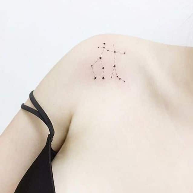 Tatouage Constellation Des Gémeaux Sur L'épaule