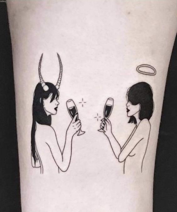 Tatouage Femmes Avec Cornes Et Auréole Sur La Cuisse