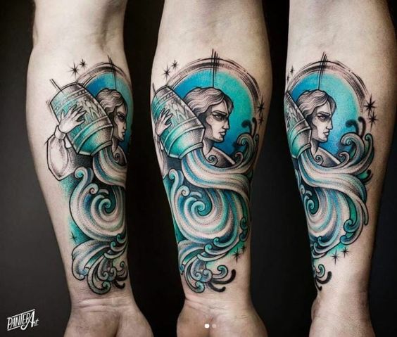 Tatouage Homme, Vase Et Peinture Bleue Sur L'avant Bras