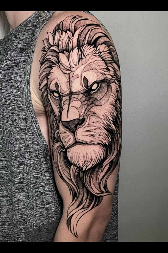 Tatouage Lion En Noir Et Gris Sur Le Bras