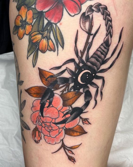 Tatouage Scorpion Noir Et Pivoine Sur Le Bras