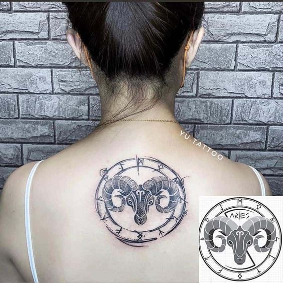 Tatouage Signe Bélier Avec Symboles Sur Le Dos