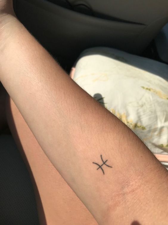 Tatouage Signe Poissons Minimaliste Sur L'avant Bras