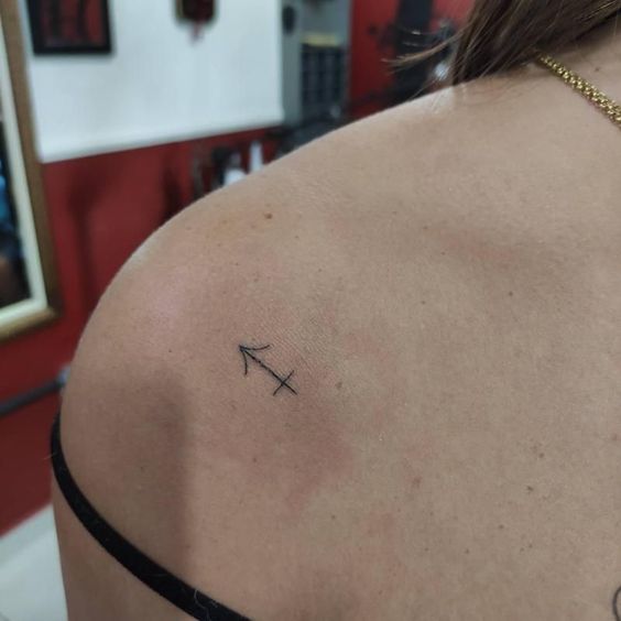 Tatouage Signe Sagittaire Discrète Sur L'épaule