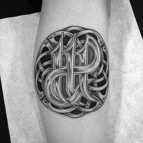 Tatouage Signe Vierge Celtique Sur La Jambe