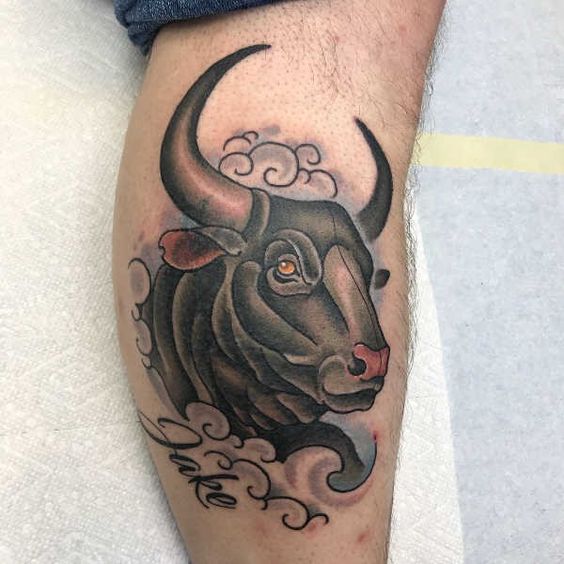 Tatouage Taureau Noir Et Prénom Sur La Jambe