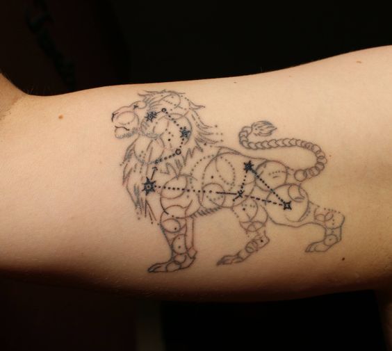 Tatouage Constellation Du Lion Sur Le Bras
