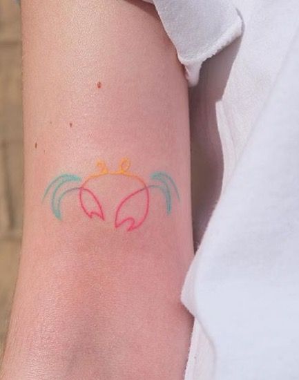 Tatouage Crabe En Trait Unique Multicolore Sur Le Bras