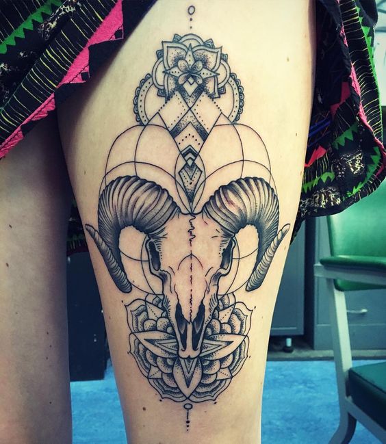 Tatouage Crâne De Bélier Avec Fleurs Et Dots Sur La Cuisse