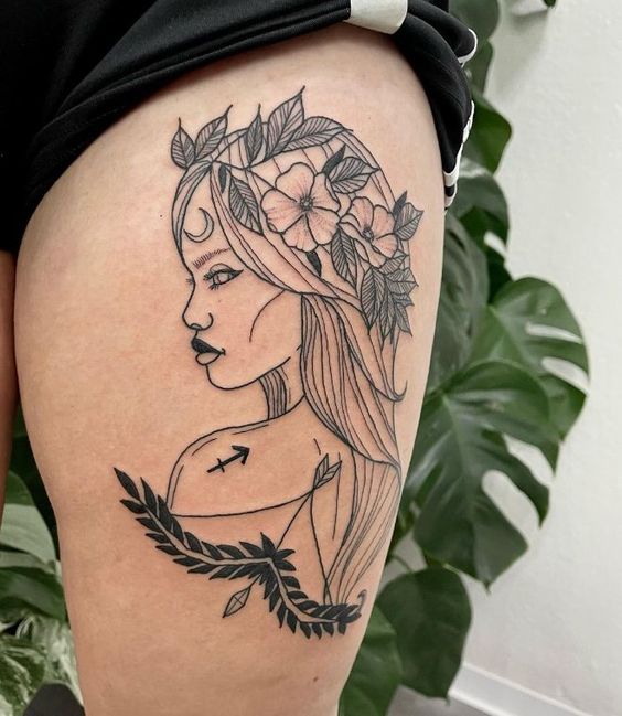 Tatouage Femme Avec Fleurs Et Signe Sagittaire Sur La Cuisse