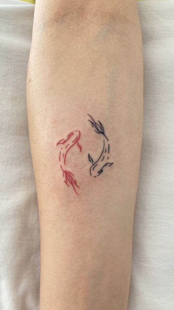Tatouage Poissons Minimalistes Rouge Et Noir Sur L'avant Bras