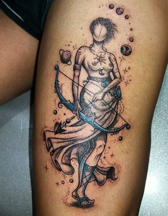 Tatouage Femme Avec Arc Bleu Et Planètes Sur La Cuisse