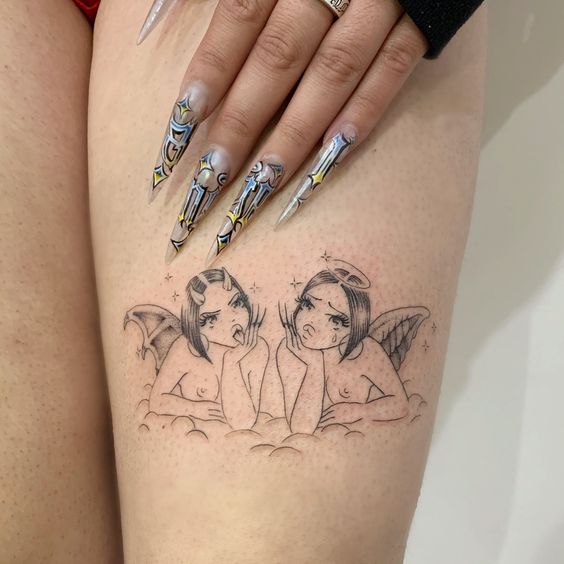 Tatouage Femmes Ailées Avec Cornes Et Auréole Sur La Cuisse