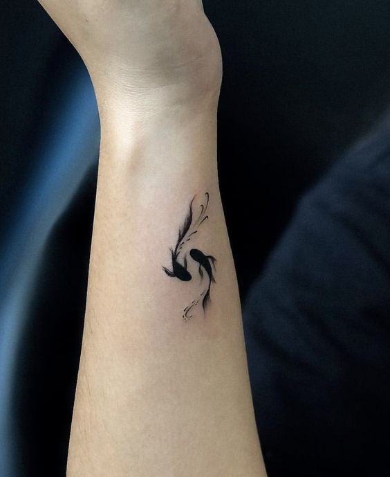 Tatouage Poissons Noirs Discrets Sur L'avant Bras