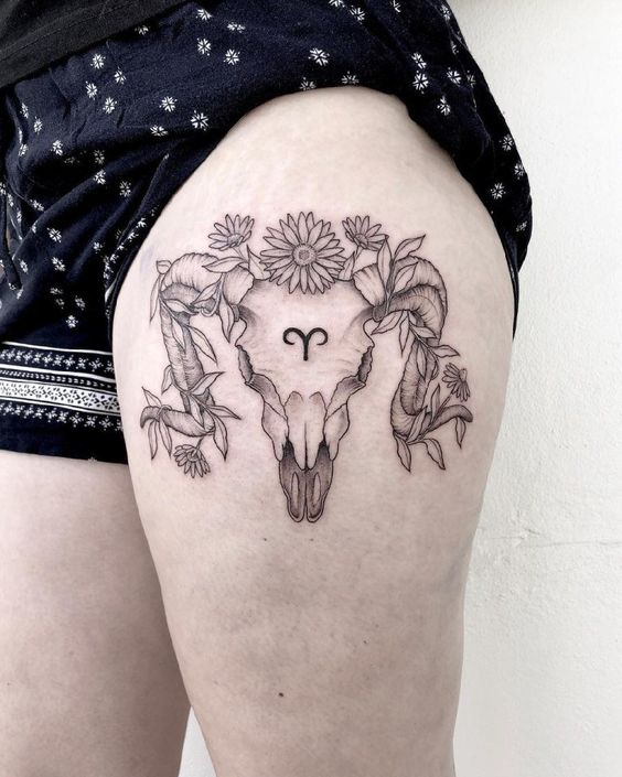 Tatouage Signe Bélier Avec Crâne Et Fleurs Sur La Cuisse