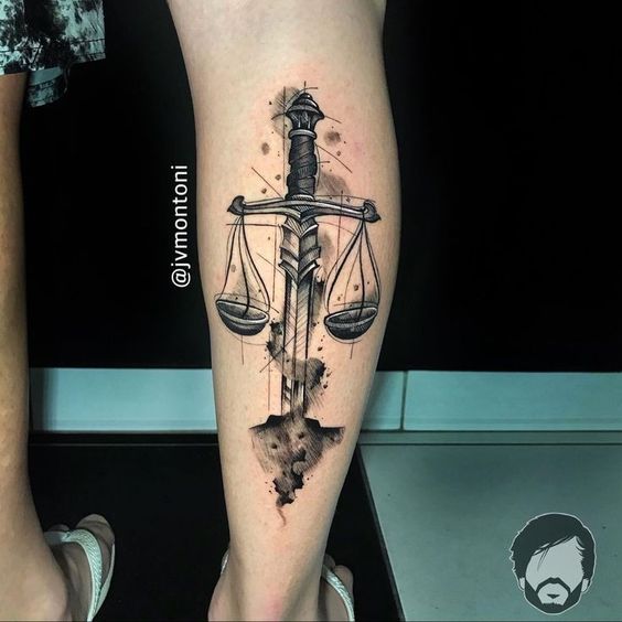 Tatouage Balance Et épée En Noir Et Gris Sur La Jambe