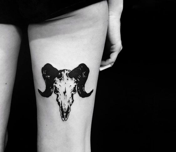 Tatouage Crâne De Bélier Sur La Cuisse