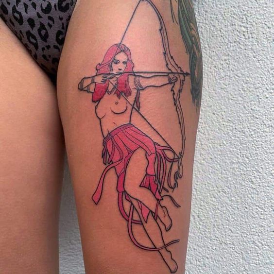 Tatouage Déesse Avec Arc Sur La Cuisse
