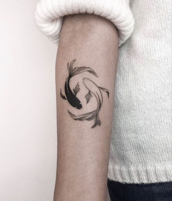 Tatouage Poissons Noir Et Blanc Sur L'avant Bras