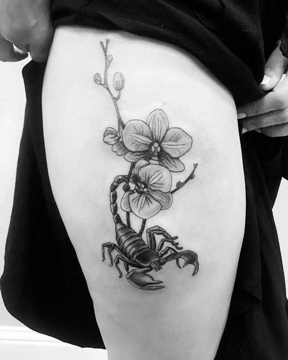 Tatouage Scorpion Et Fleurs Sur La Cuisse