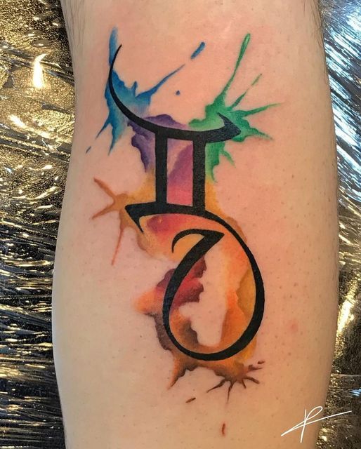 Tatouage Signe Gémeaux Avec Aquarelle Multicolore Sur La Jambe