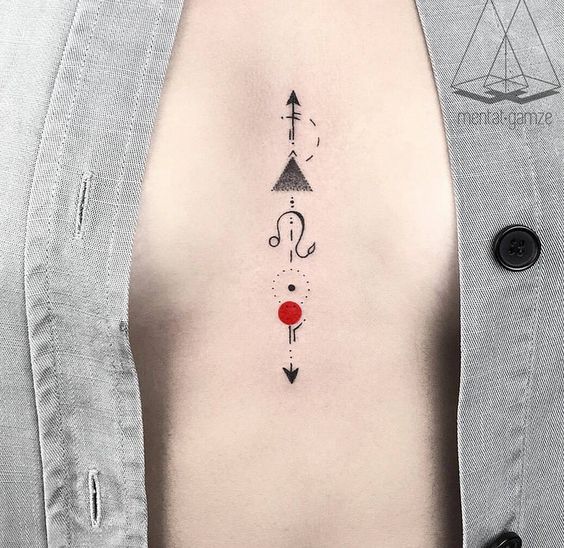 Tatouage Signe Lion Avec Figures Géométriques Et Flèches Sur Le Sternum