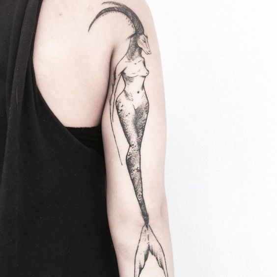 Tatouage Sirène Chèvre En Noir Et Gris Sur Le Bras