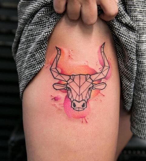 Tatouage Taureau Géométrique Et Aquarelle Orange Sur La Cuisse