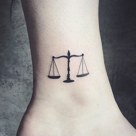 Tatouage Balance Noire Sur La Cheville