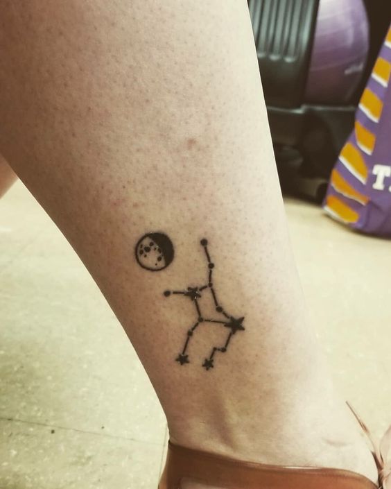 Tatouage Constellation De La Vierge Et Planète Sur La Jambe